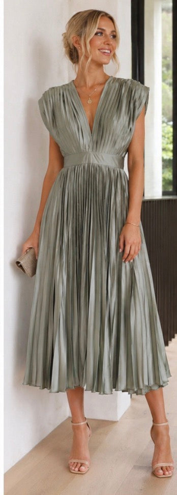 Priscilla | Timeless Pleated Midi Dress